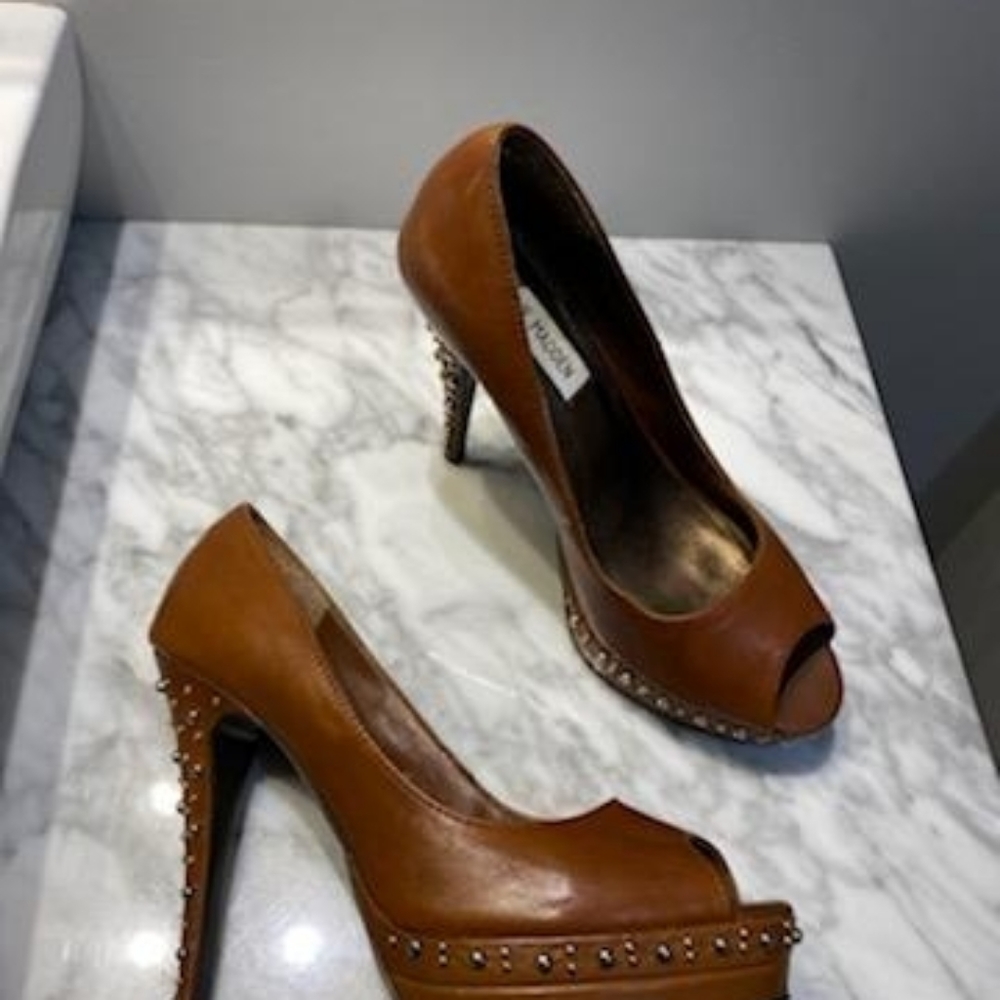 Heels - Picture 4 of 6